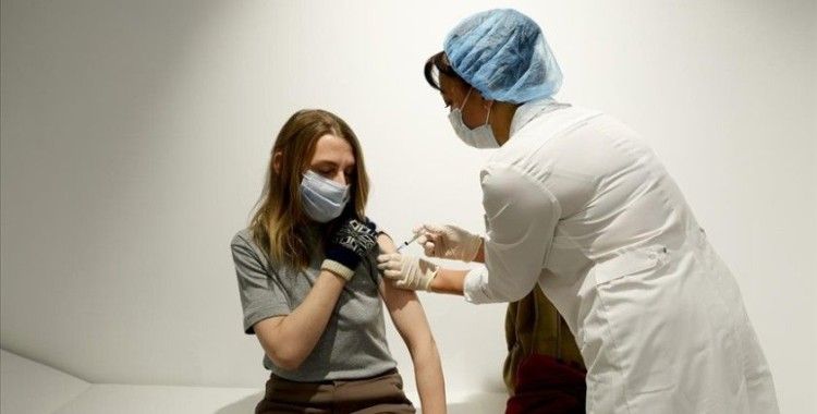 Rusya'da alışveriş merkezleri ve tiyatro binasında Kovid-19 aşısı yapılıyor
