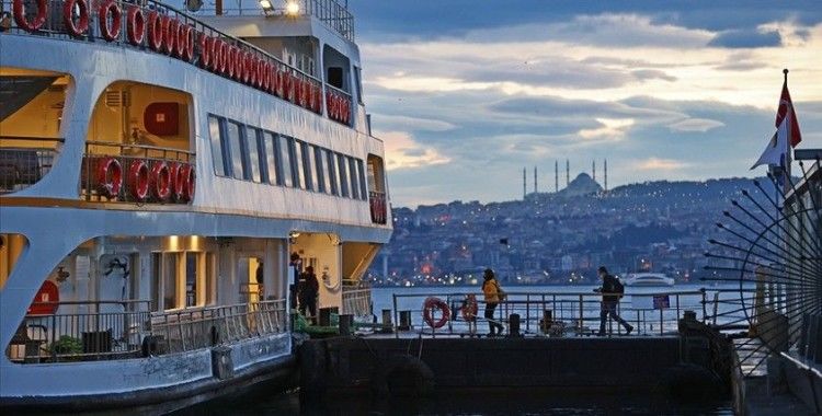 Olumsuz hava koşulları İstanbul Boğazı'nda deniz ulaşımını etkiledi
