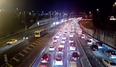 Kısıtlama sonrası İstanbul'da trafik yoğunluğu başladı