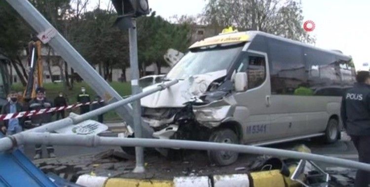  Otomobille çarpışan minibüs direğe çarptı: 7 yaralı