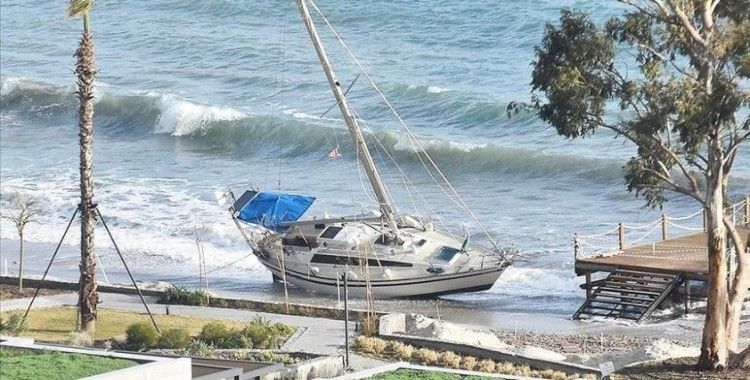 Bodrum'da kuvvetli rüzgar nedeniyle tekne kıyıya sürüklendi