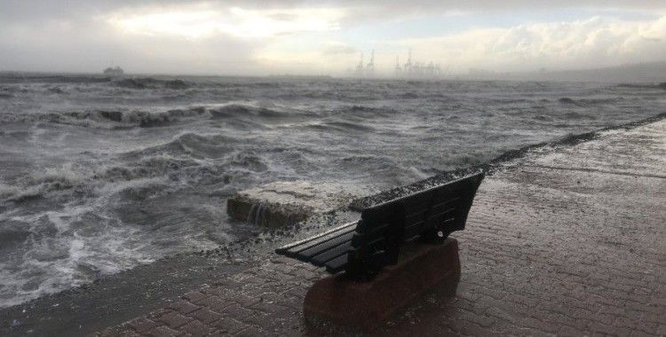 Fırtına uyarısının ardından Avcılar’da dev dalgalar kıyıyı dövdü