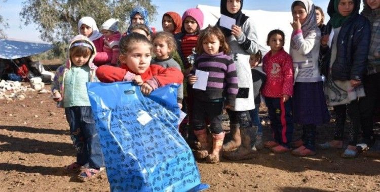 Gurbetçiler Suriyeli çocukların yüzünü güldürdü
