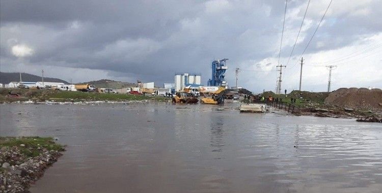 İzmir'de taşkın sularına kapılan araçtaki 3 kişiyi itfaiye kurtardı
