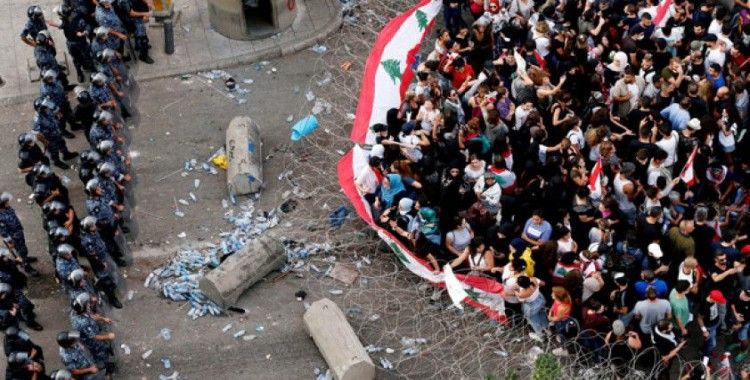 Lübnan'da sokağa çıkma yasağı protestosu: 41 yaralı