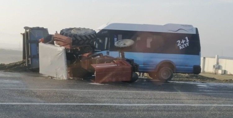 Batman’da tekstil işçilerini taşıyan minibüs traktörle çarpıştı: 15 yaralı