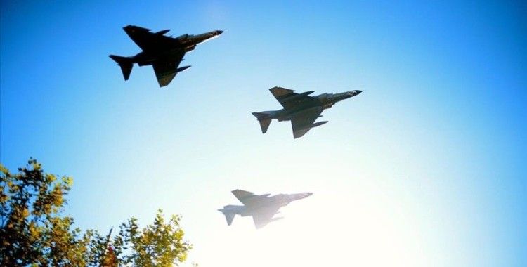 Eskişehir'deki patlama sesinin nedeninin, test uçuşunda ses hızını geçen askeri uçak olduğu öğrenildi