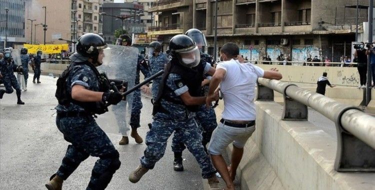 Lübnan'da polis, ekonomik kriz ve Kovid-19 karantinası protestolarına müdahale etti: 23 yaralı