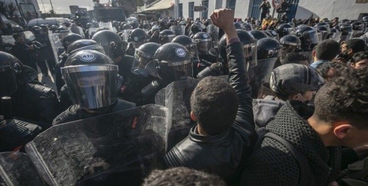 Tunus'un Kasrin ilinde polisle göstericiler arasında olaylar çıktı