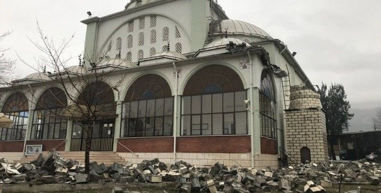 Manisa’da fırtına cami minaresini devirdi