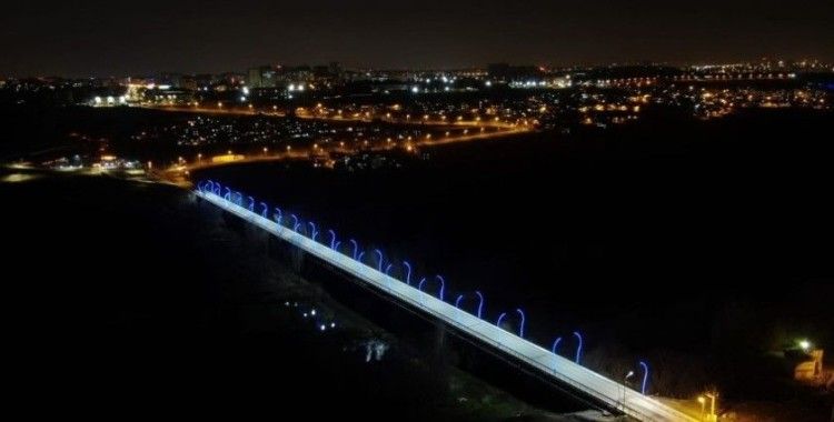 Diyarbakır'da üniversite köprüsü ışıl ışıl