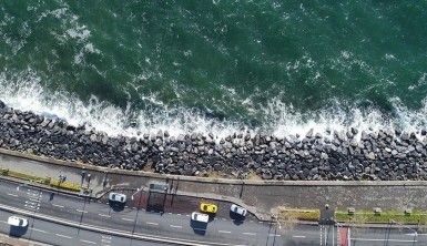 İstanbul'da dev dalgalar sahili dövdü