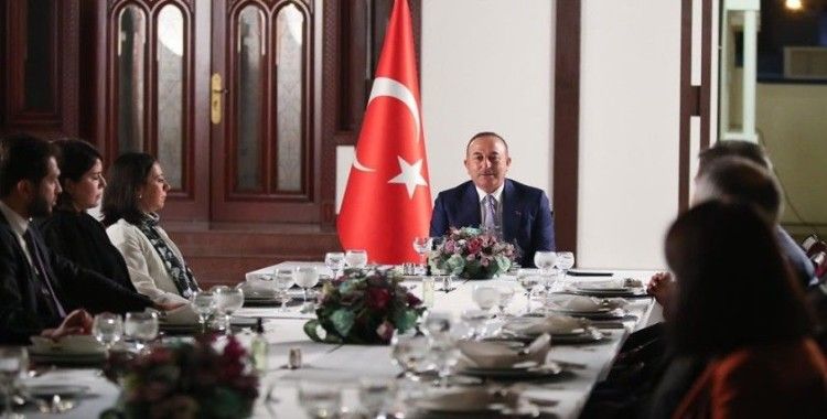 Dışişleri Bakanı Çavuşoğlu, Umman'da Türk vatandaşları ile bir araya geldi