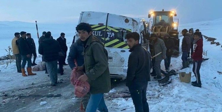 Ağrı'da köy minibüsü devrildi: 5 yaralı