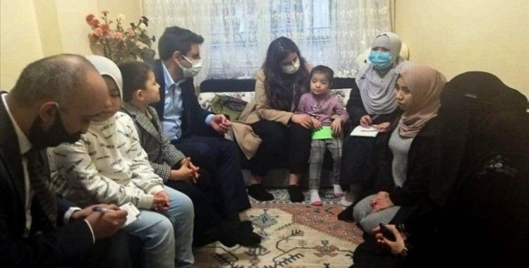 Uygur Türkü küçük kıza İstanbul İl Göç İdaresi ve Zeytinburnu Kaymakamlığından destek