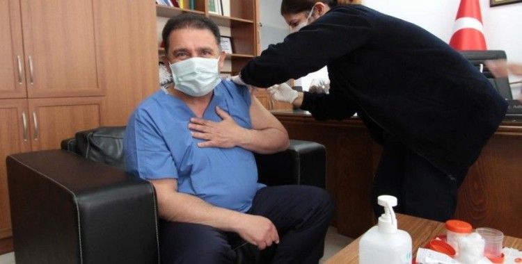 KKTC Başbakanı Saner, ikinci doz aşısını oldu