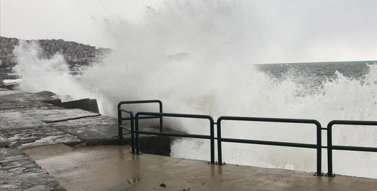 Zonguldak'ta kuvvetli rüzgar nedeniyle dalgalar mendireği aştı