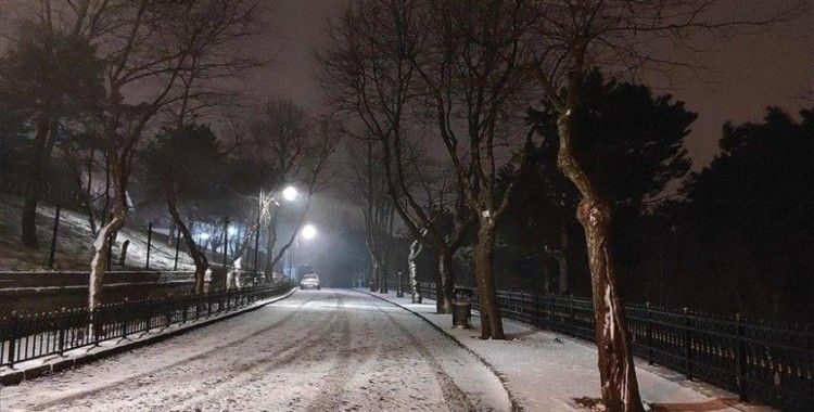 İstanbul'da kar yağışı etkisini sürdürüyor