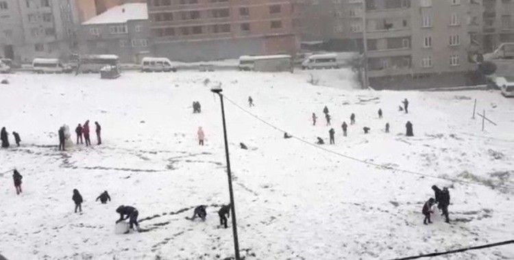 İstanbul beyaza bürününce çocuklar kısıtlamayı unuttu