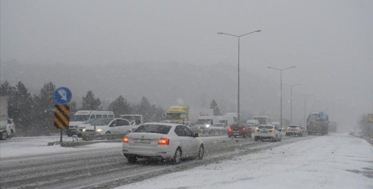 Kar yağışı nedeniyle Samsun-Ankara kara yolunda ulaşım aksıyor
