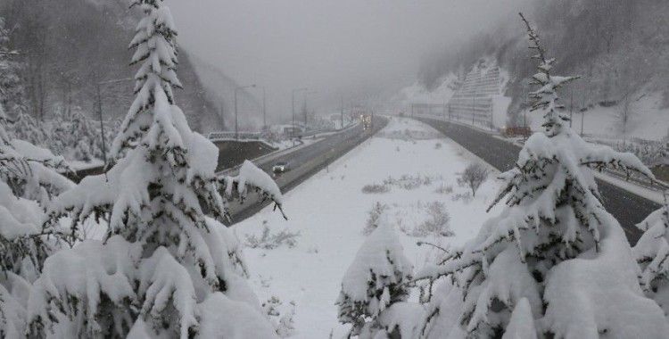 Bolu Dağı’nda kar yağışı etkisini artırdı