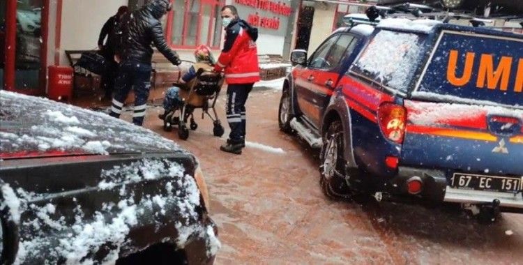 Zonguldak'ta ekipler yolu kardan kapanan köydeki hamile kadın için seferber oldu