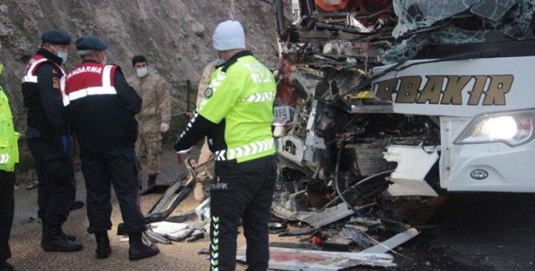 Yolcu otobüsü tıra arkadan çarptı: 3 ölü, 41 yaralı