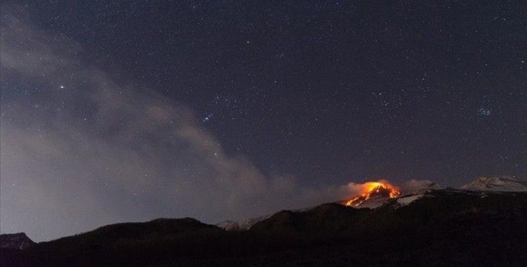 İtalya'da Etna yanardağı yeniden faaliyete geçti