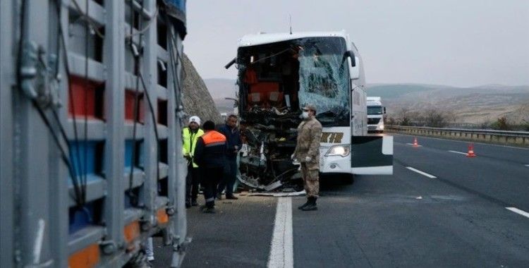 Şanlıurfa'da yolcu otobüsü tıra arkadan çarptı: 3 ölü, 41 yaralı