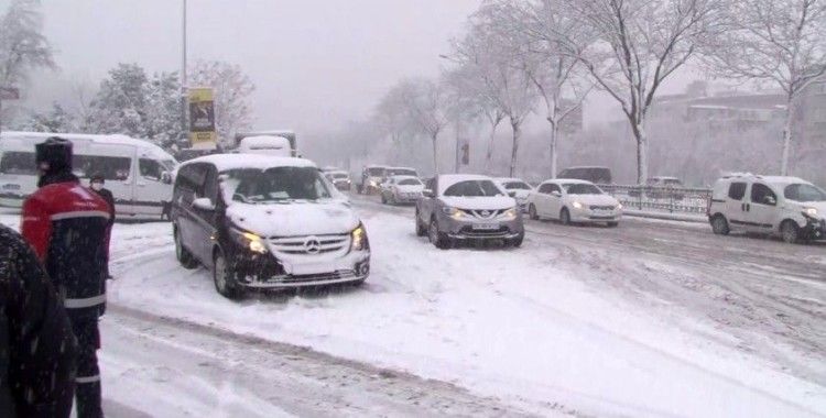 Kar nedeniyle Piyalepaşa Bulvarı’nda trafik durma noktasına geldi