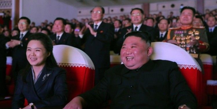 Kuzey Kore lideri Kim Jong-un'un eşi 1 yıl sonra ilk kez kamuoyu önünde