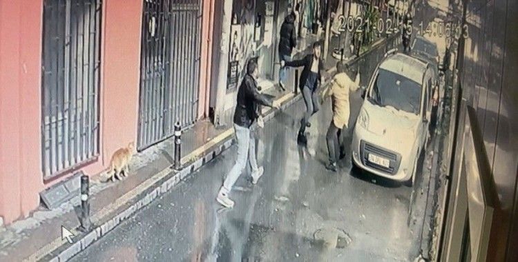 Ortaköy’de aralarında husumet olan 2 kardeş sokak ortasında birbirini bıçakladı