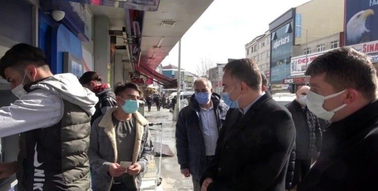 Arnavutköy’de ilçe kaymakamı vatandaşlara tek tek izin belgesi sordu