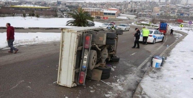 Samsun'da buzdan kayan kamyonet devrildi: 3 yaralı