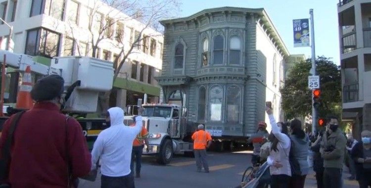 ABD'de 139 yıllık 2 katlı ev yeni adresine taşındı