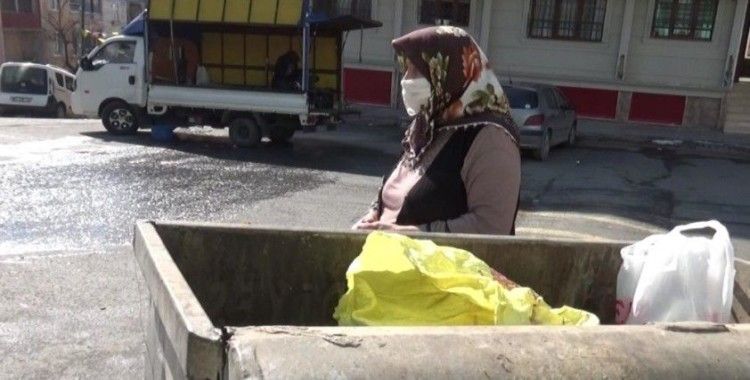 75 yaşındaki Fatma teyze, yanlışlıkla çöpe attığı para ve telefonunun geri getirilmesini bekliyor