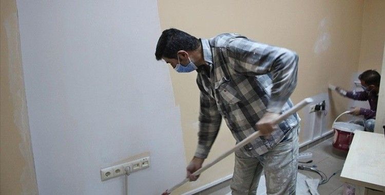 Diyarbakırlı iki usta sağlık çalışanlarına destek için Karlıova Devlet Hastanesini ücretsiz boyadı