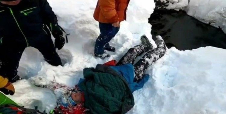 Rusya’da kayak yapan genç 8 metrelik kuyuya düştü
