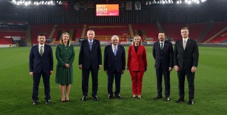 Cumhurbaşkanı Erdoğan İzmir’de yeşil sahaya indi