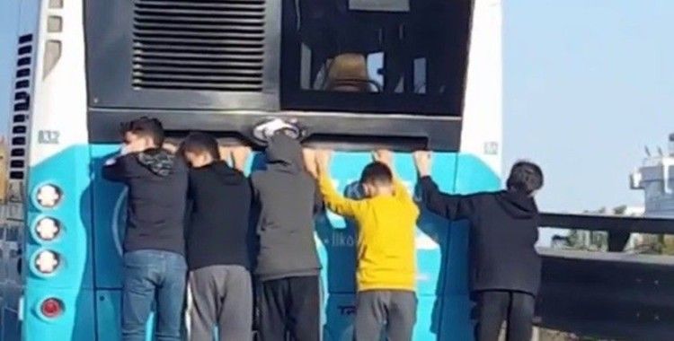 Halk otobüsünün arkasında çocukların tehlikeli paten yolculuğu