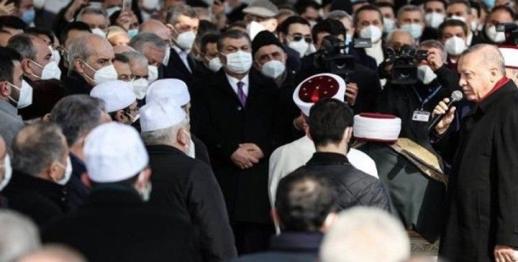 Sağlık Bakanı Koca, Saraç'ın cenazesindeki kalabalık görüntülerle ilgili özür diledi