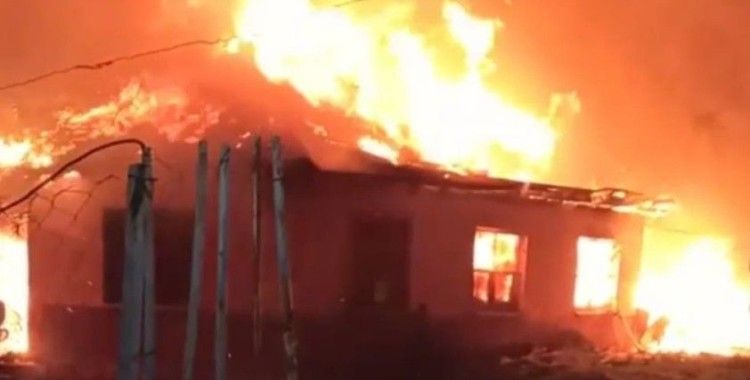 Antalya’da tek katlı ev alev alev yandı