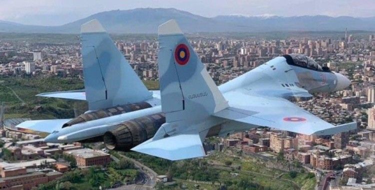 Ermenistan'da Su-30 savaş uçağı Erivan semalarında