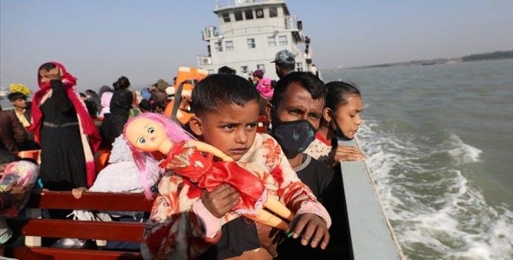BMMYK: Hindistan, Andaman Denizi'nde sürüklenen teknedeki Arakanlı mültecilere gıda desteği verdi