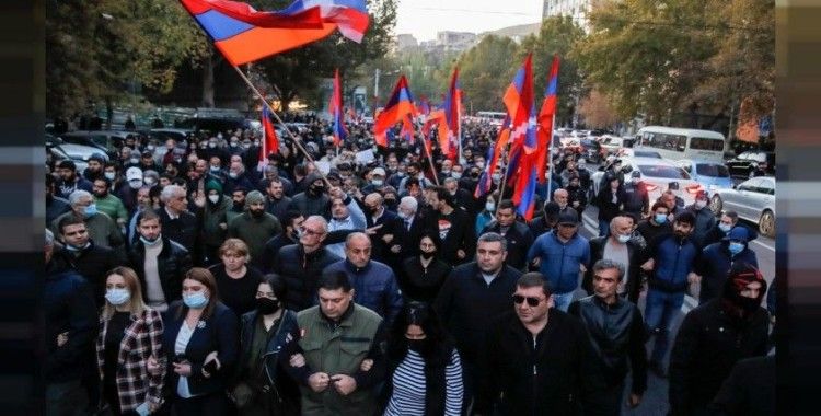 Ermenistan'da protestocular sabaha kadar Başbakan Paşinyan'ın istifasını bekledi