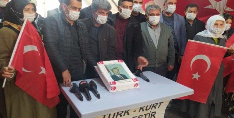 Evlat nöbetindeki aileler Erdoğan'ın doğum gününü kutladı
