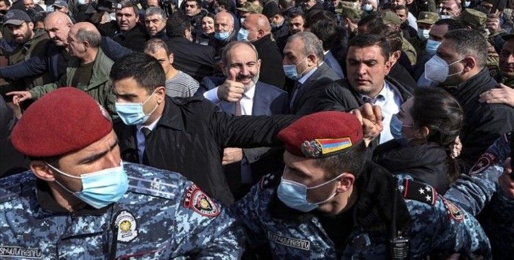 Ermenistan'da ordu muhtırası sonrası orta yol arayışları sürüyor