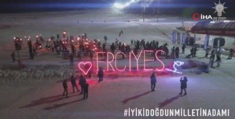 Kayakçılar Cumhurbaşkanı Erdoğan’ın doğum gününü meşaleli gösteri ile kutladı