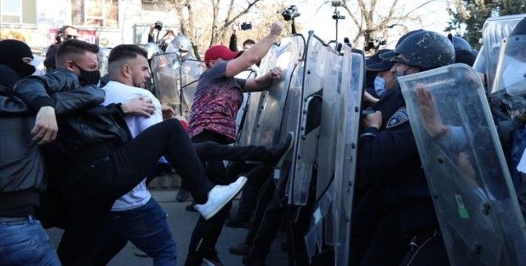 Kuzey Makedonya'da 'Monstrum' davasının kararını protesto edenlerle polis arasında arbede yaşandı