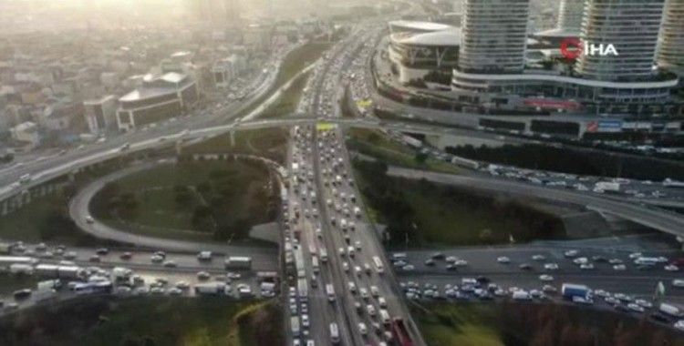  İstanbul’da trafik yoğunluğu drone ile görüntülendi